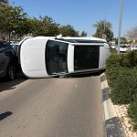 תאונה ברחוב הזיתים: רכב התהפך בגבעת שמואל